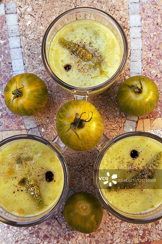 薄荷叶绿色斑马番茄冷汤图片素材