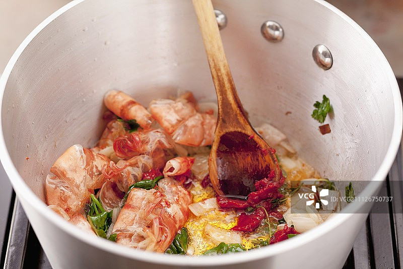 制作虾酱：炒虾壳图片素材