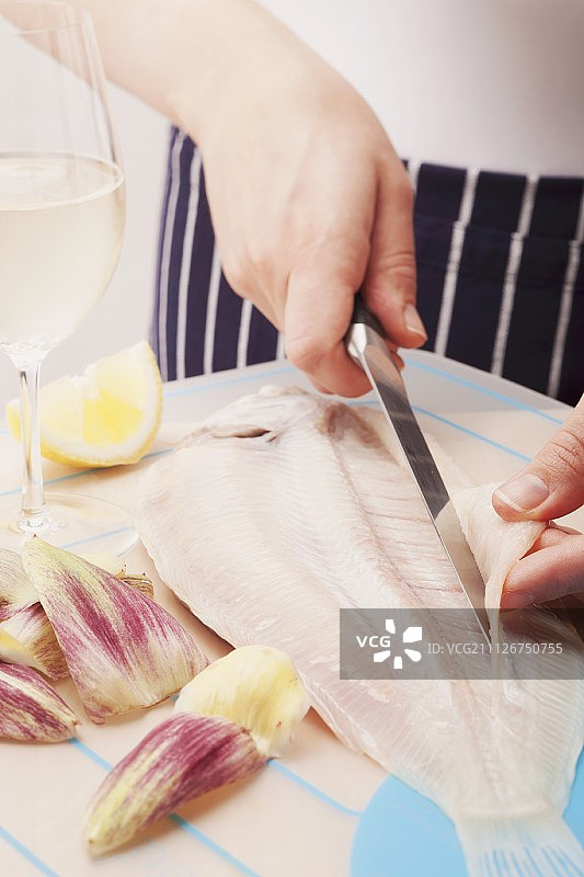 正在做成鱼片的鳎目鱼图片素材