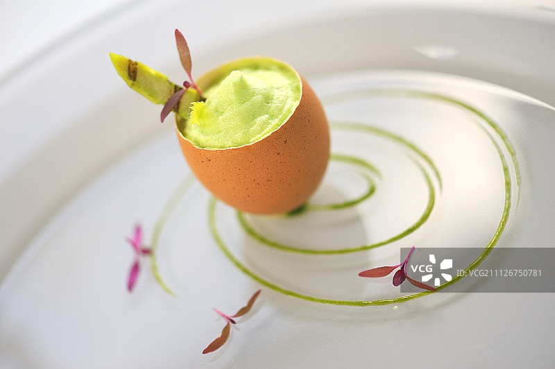 烟熏三文鱼鞑靼配水波蛋和芦笋泡沫图片素材