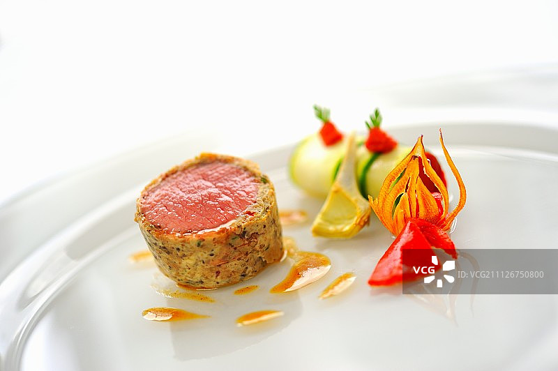 蘑菇外壳羊肉片配烩蔬菜粗管面图片素材