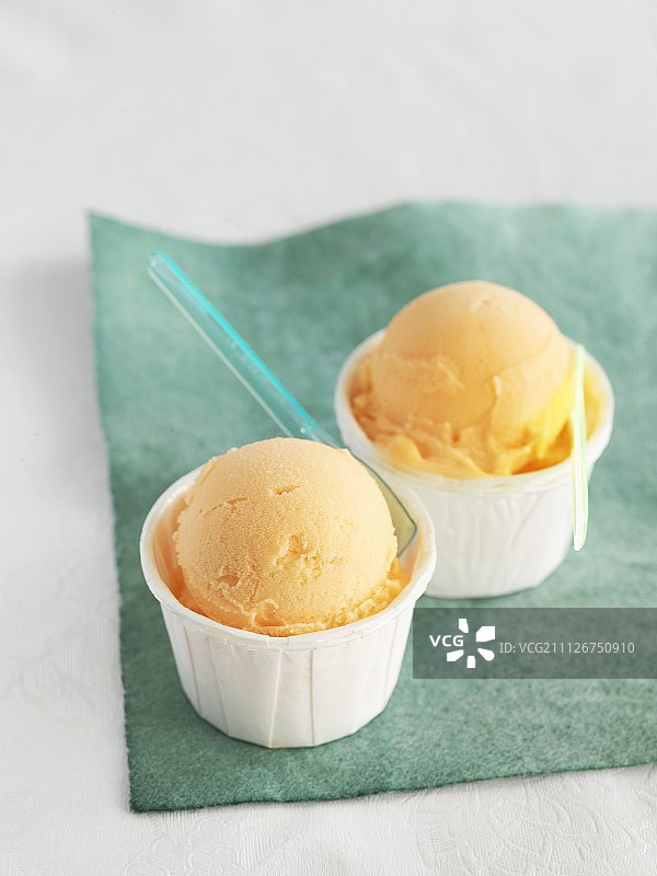 两杯橙色沙冰果子露图片素材