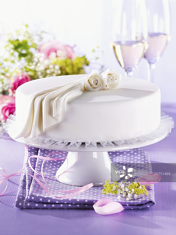 装饰有玫瑰花和翻糖的白色节日蛋糕图片素材