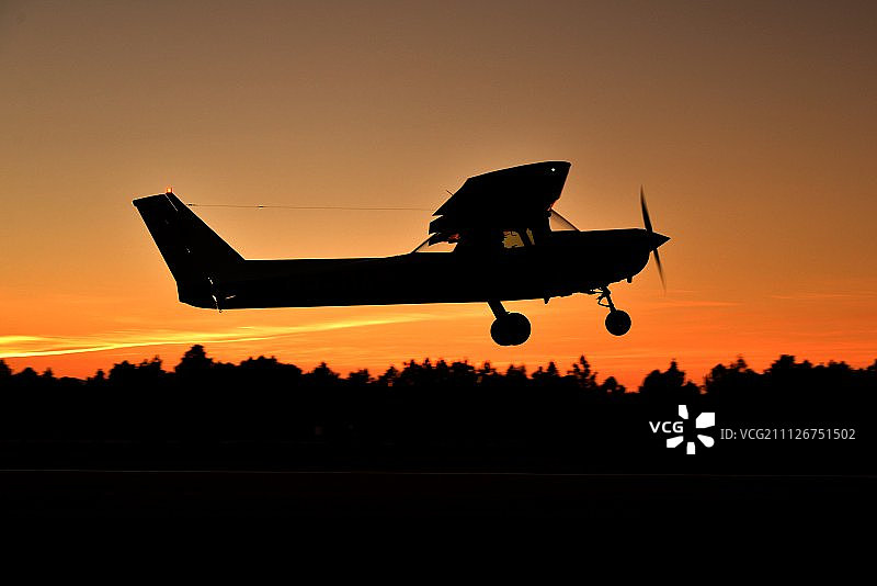 Cessna 152 低空飞越图片素材