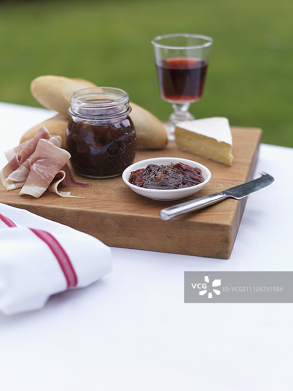 油桃酸辣酱、奶酪、法棍和红酒图片素材
