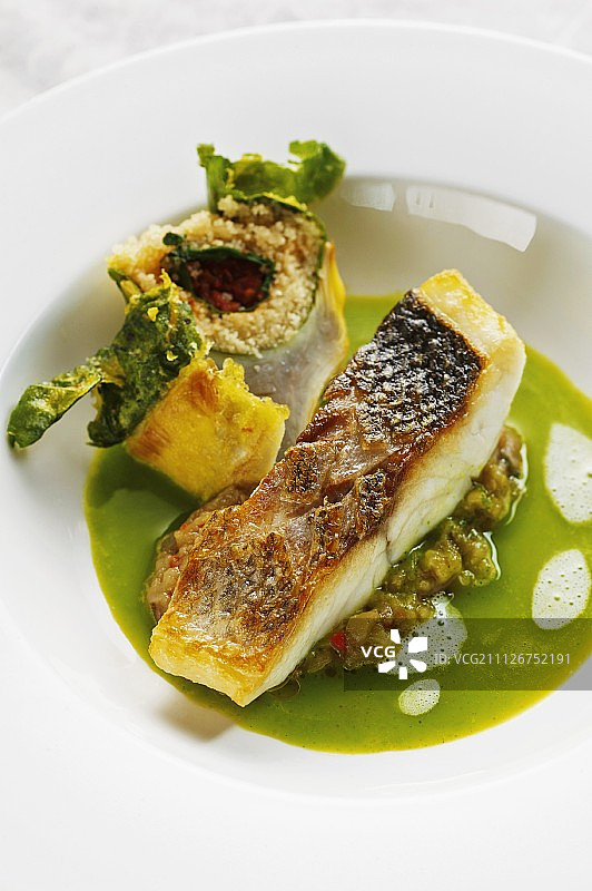 香菜汤配朝鲜蓟鲈鱼图片素材