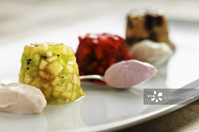 苹果、猕猴桃、草莓、薄荷、李子和梨甜点图片素材