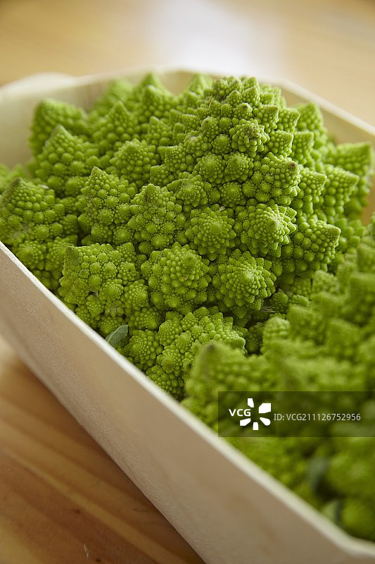 木篮里的宝塔花菜西兰花图片素材