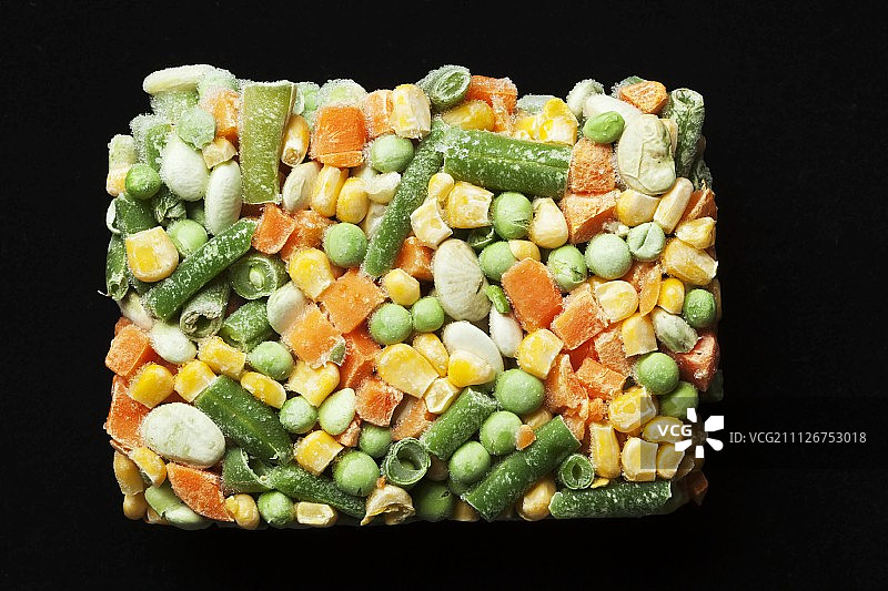 黑色背景上的冷冻混合蔬菜图片素材