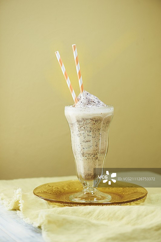 香草奶昔，配焦糖和巧克力屑以及吸管图片素材