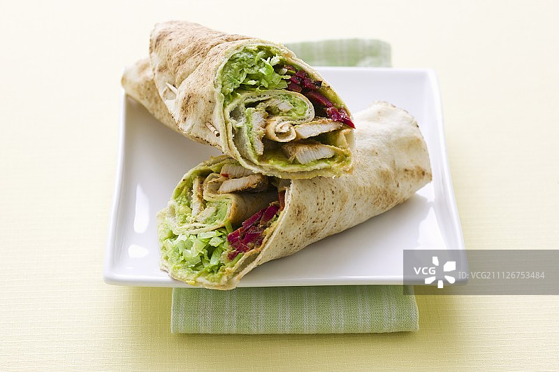 烤鸡肉牛油果红甜菜卷饼图片素材