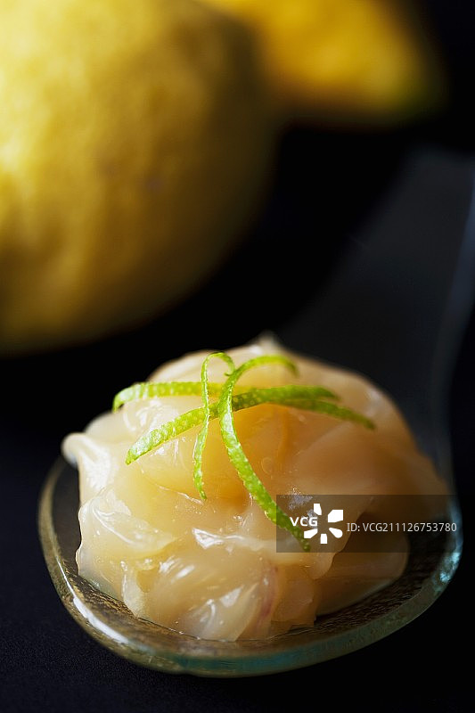 小玻璃盘中的柠檬凝乳图片素材