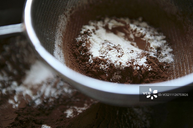用于巧克力蛋糕的过筛面粉和可可粉图片素材