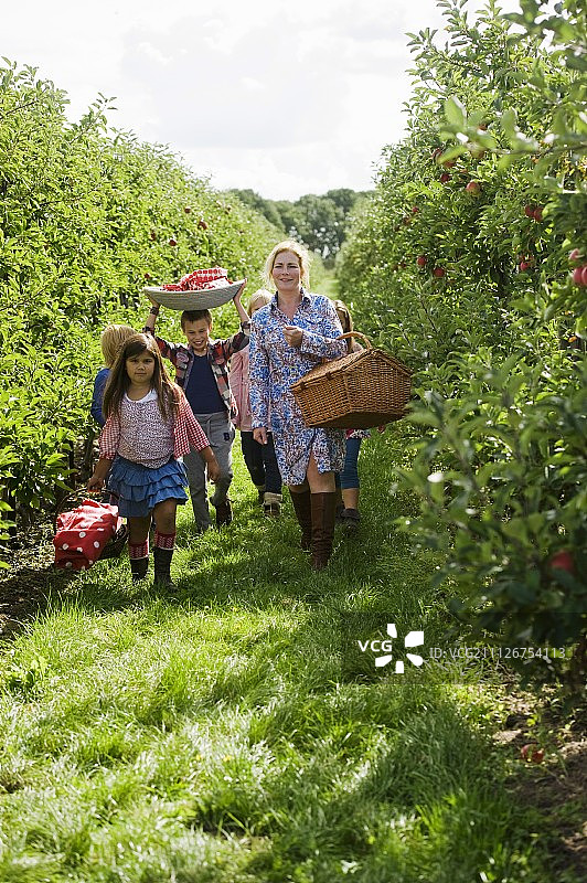 苹果园里的母子图片素材