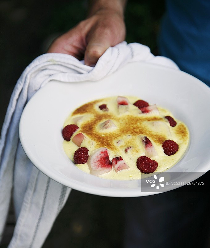 覆盖着萨芭雍酱的葡萄园桃子和覆盆子图片素材