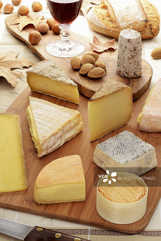 多种奶酪、坚果、面包和红酒图片素材