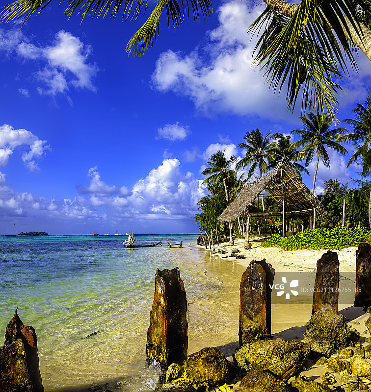 塞班岛密克罗海滩上的茅草屋图片素材
