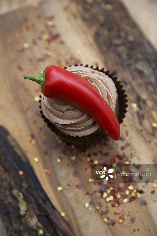 红辣椒与巧克力纸杯蛋糕图片素材