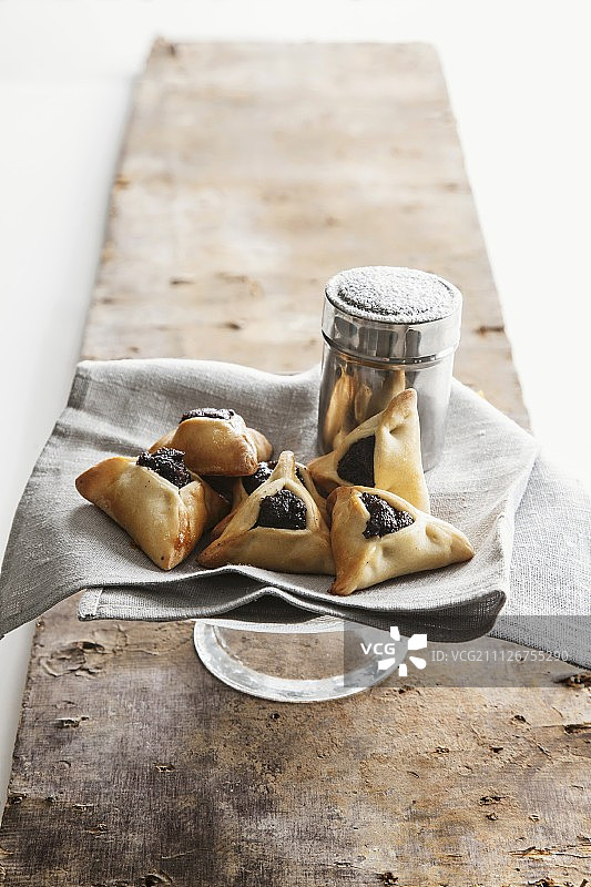 哈曼包裹（犹太糕点，内含李子泥）和糖粉罐图片素材