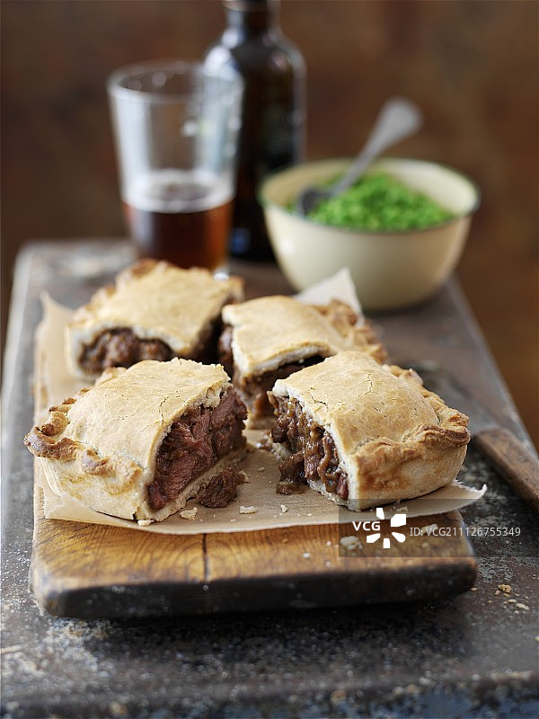切成块的牛肉馅饼图片素材