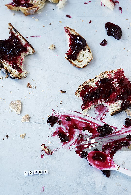 抹了樱桃酱的葡萄干面包片图片素材