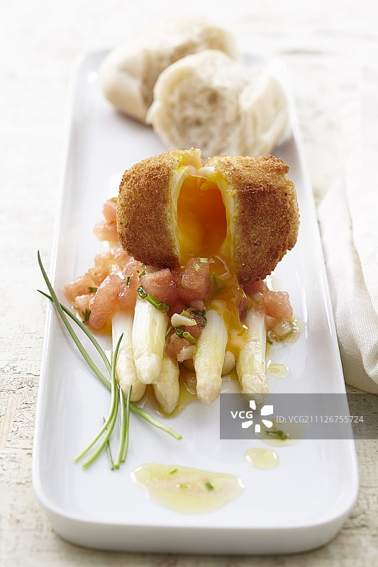 白色芦笋上的油炸面包鸡蛋图片素材