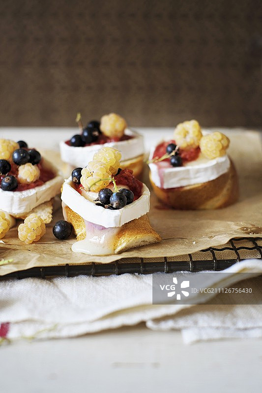 羊奶酪浆果克罗地尼面包片图片素材