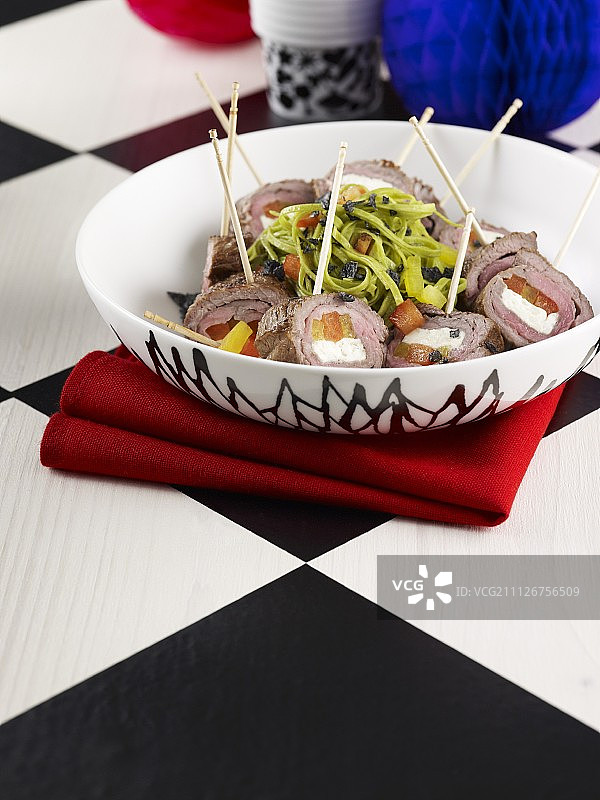 配绿色意大利面的牛肉卷图片素材