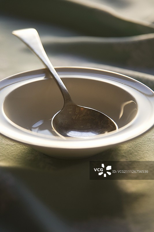 空汤碗里的勺子图片素材