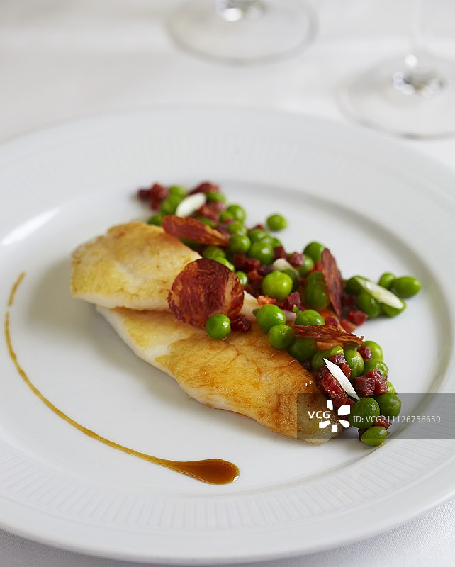 多莉鱼配豌豆和西班牙香肠图片素材