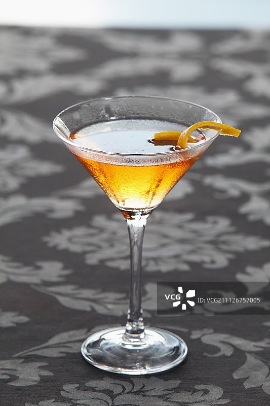 一杯用威士忌调制的曼哈顿鸡尾酒图片素材