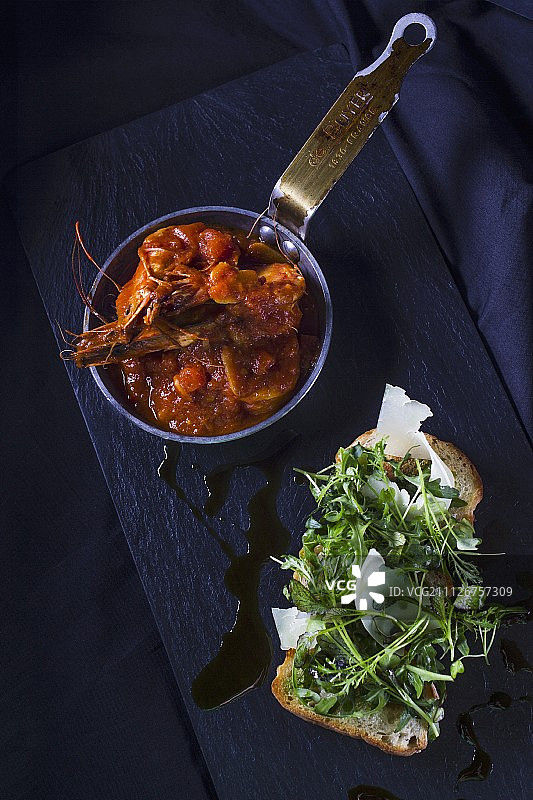 番茄鲜虾烩搭配芝麻菜面包图片素材