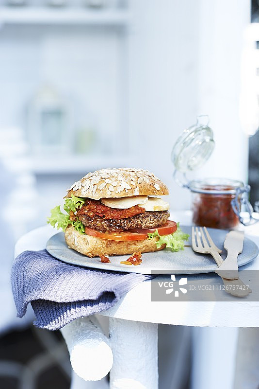黑麦面包节日汉堡，内含牛排、塔雷吉欧干酪和洋葱调味酱图片素材