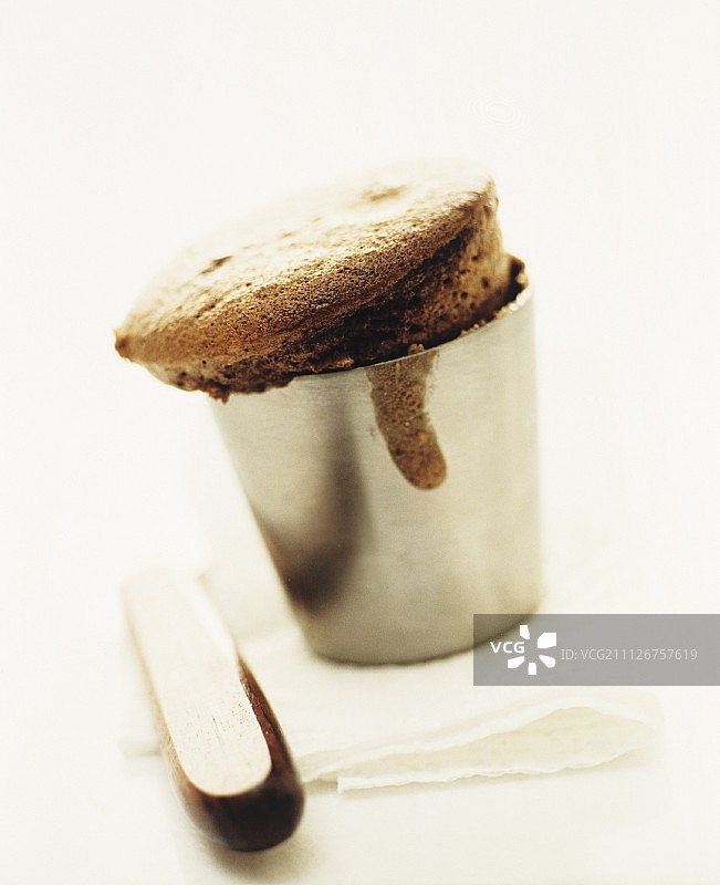 金属罐中的巧克力舒芙蕾图片素材