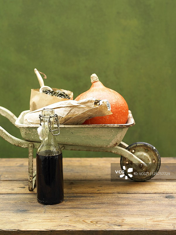 手推车里的南瓜图片素材