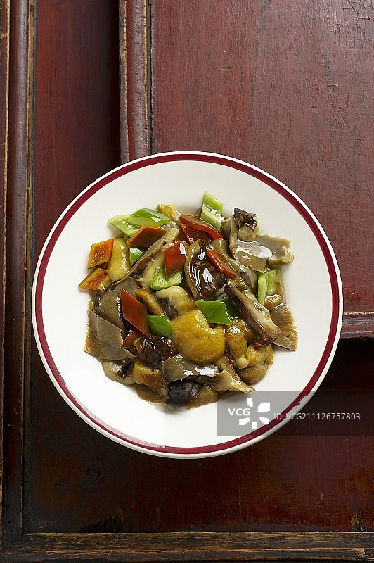 搭配双椒的美味牛肝菌图片素材