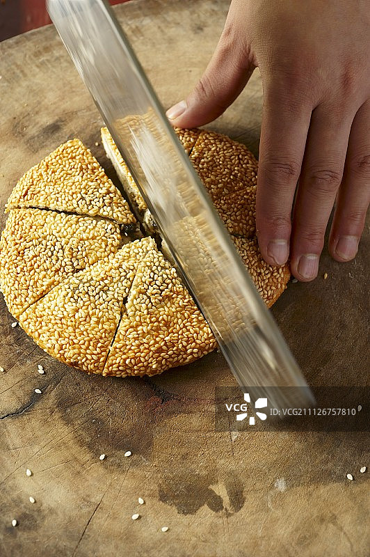 一条金色的未发酵芝麻面包图片素材