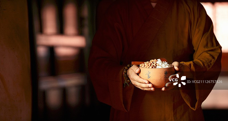 手捧食物的中国僧人图片素材