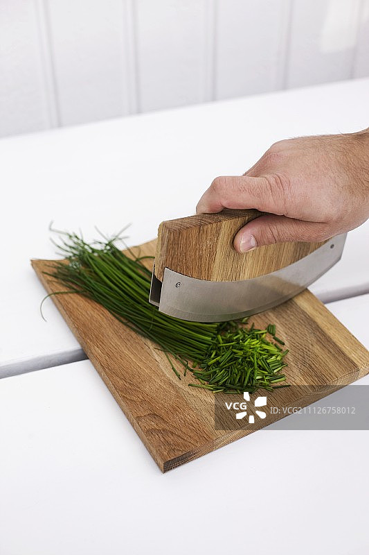 用弯月刀切细香葱图片素材