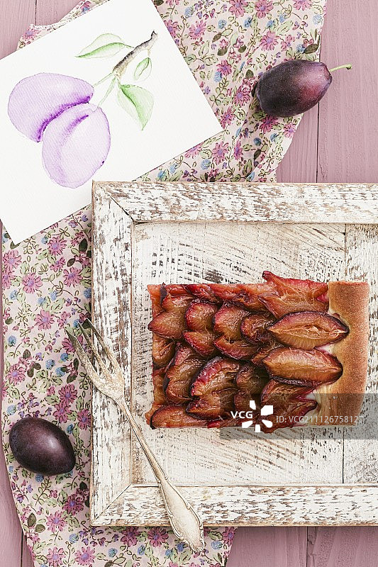 木制托盘上的李子蛋糕切片和李子图片图片素材