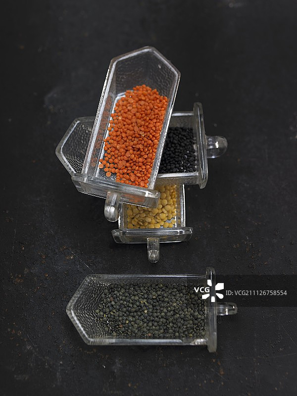 玻璃容器中的各种扁豆图片素材