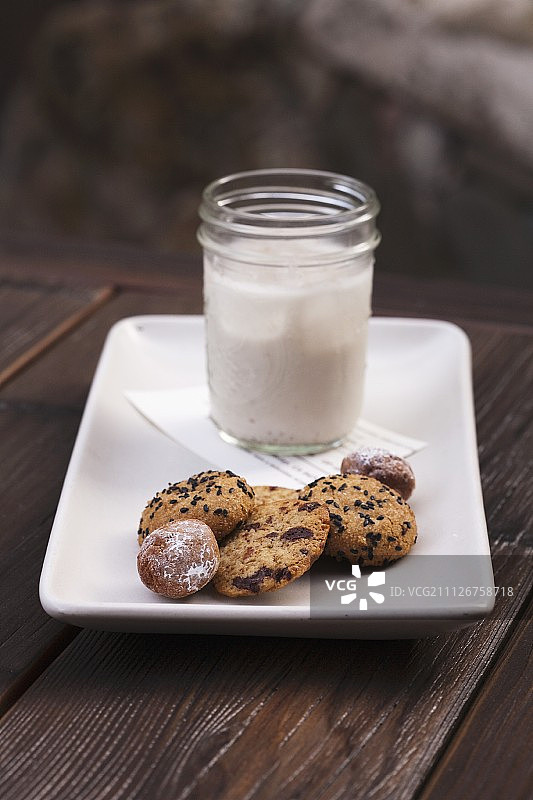 什锦饼干与杏仁牛奶图片素材