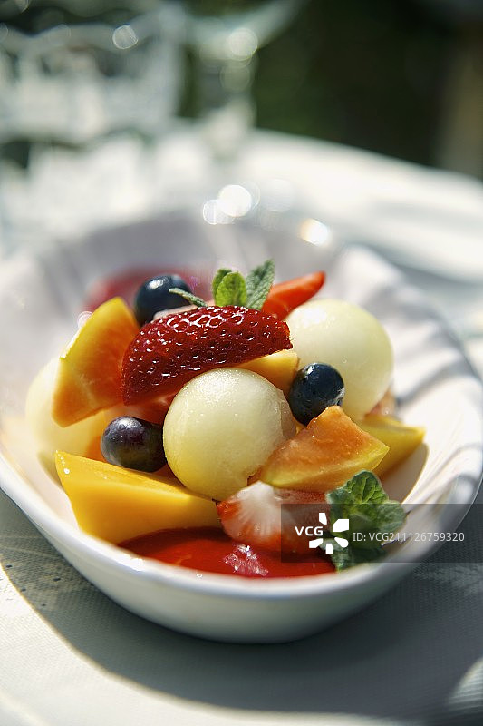 甜瓜球覆盆子酱水果沙拉图片素材