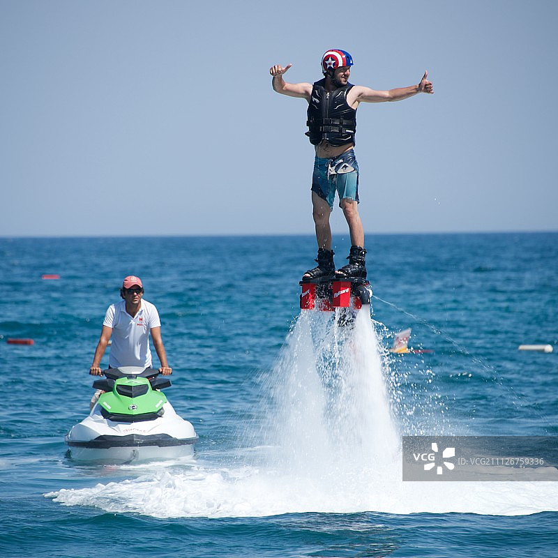 喷气滑雪板旁的竖版水上飞行器图片素材