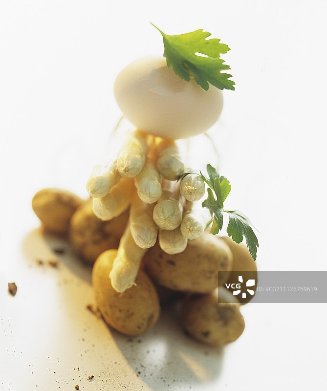 以白色芦笋、土豆和鸡蛋为主题的静物图片素材