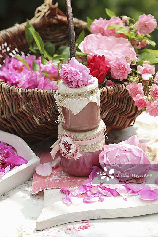 自制玫瑰蜂蜜，用于治疗口腔和喉咙感染引起的伤口图片素材