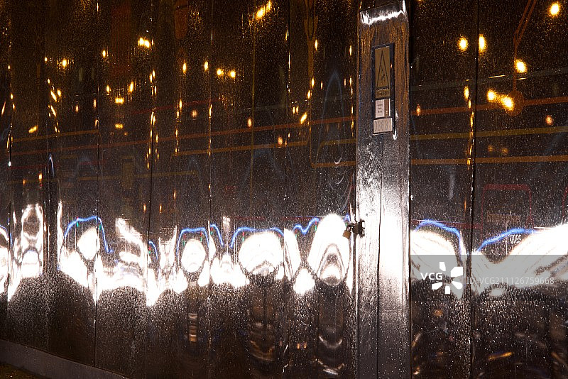 广告牌上照在门上的车头灯图片素材