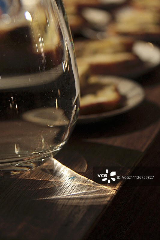 餐厅木质柜台上水壶中的光线反射图片素材