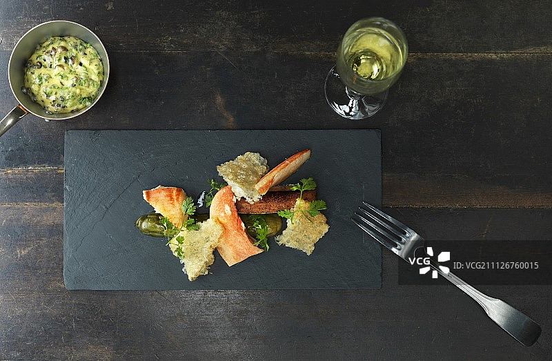 蟹肉配腌黄瓜和鸡蛋酱，佐以一杯白葡萄酒图片素材