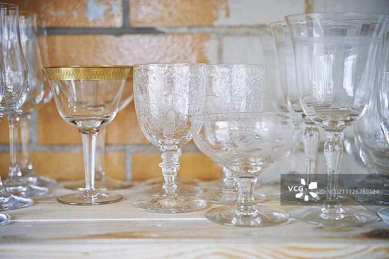 架子上的复古鸡尾酒杯图片素材